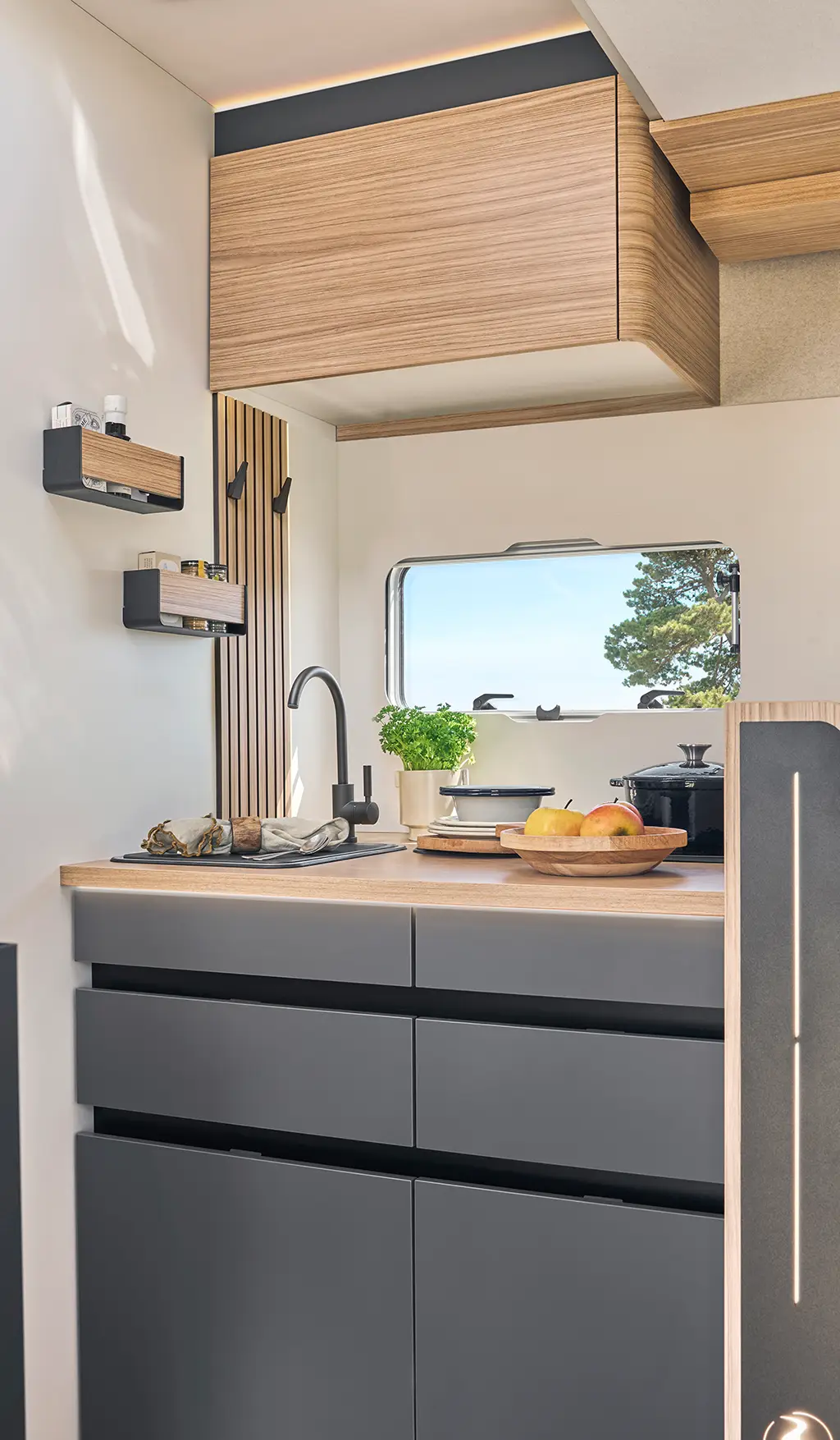 Cuisine d'un camping car profilé avec lavabo et rangements intégrés